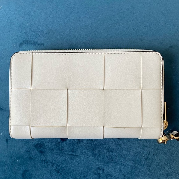 SALE π€- Michael Kors Wallet - Picture 2 of 5